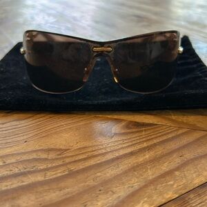 Vintage Authentic Gucci Shield Sunglasses 
Ladies